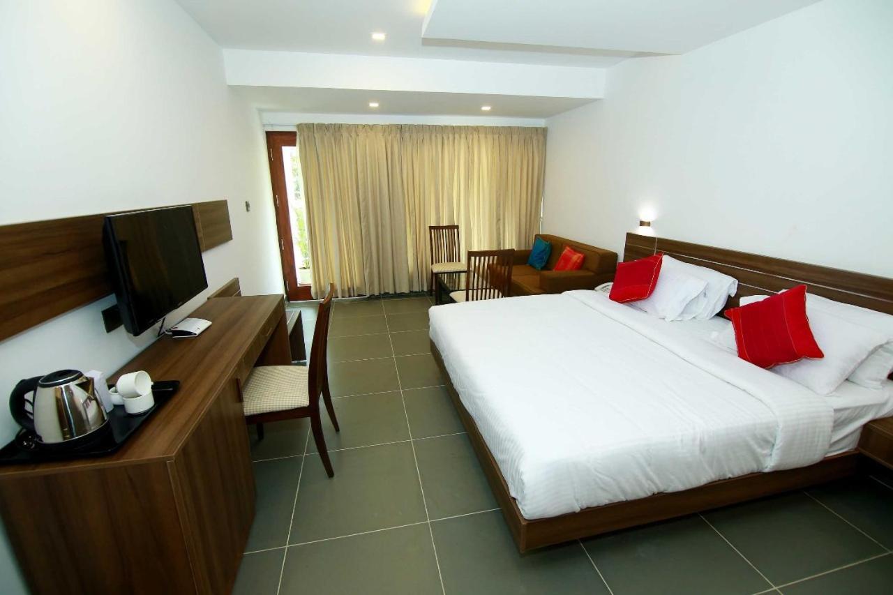 Silver Storm Resort Athirappilly Exterior photo