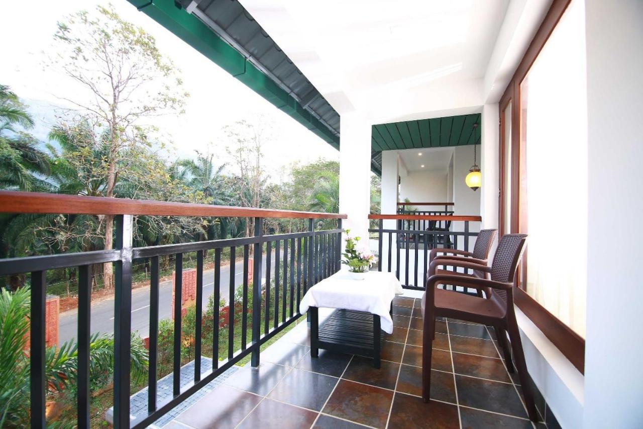 Silver Storm Resort Athirappilly Exterior photo