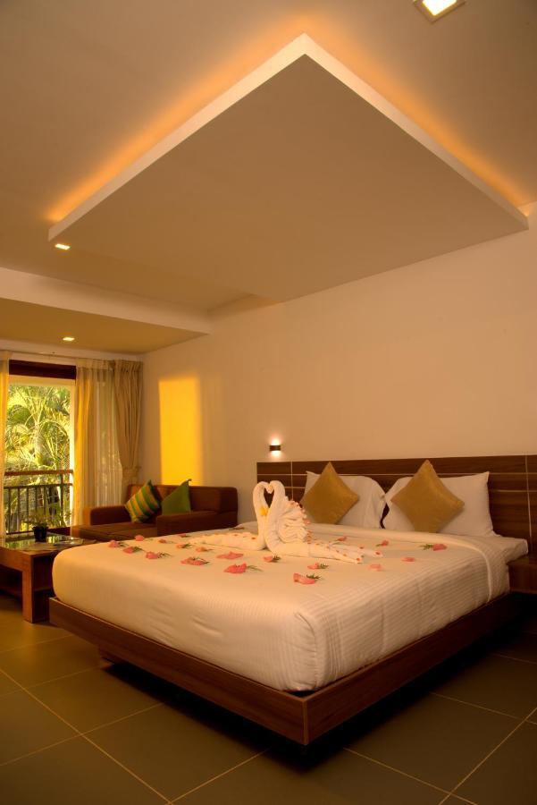 Silver Storm Resort Athirappilly Exterior photo